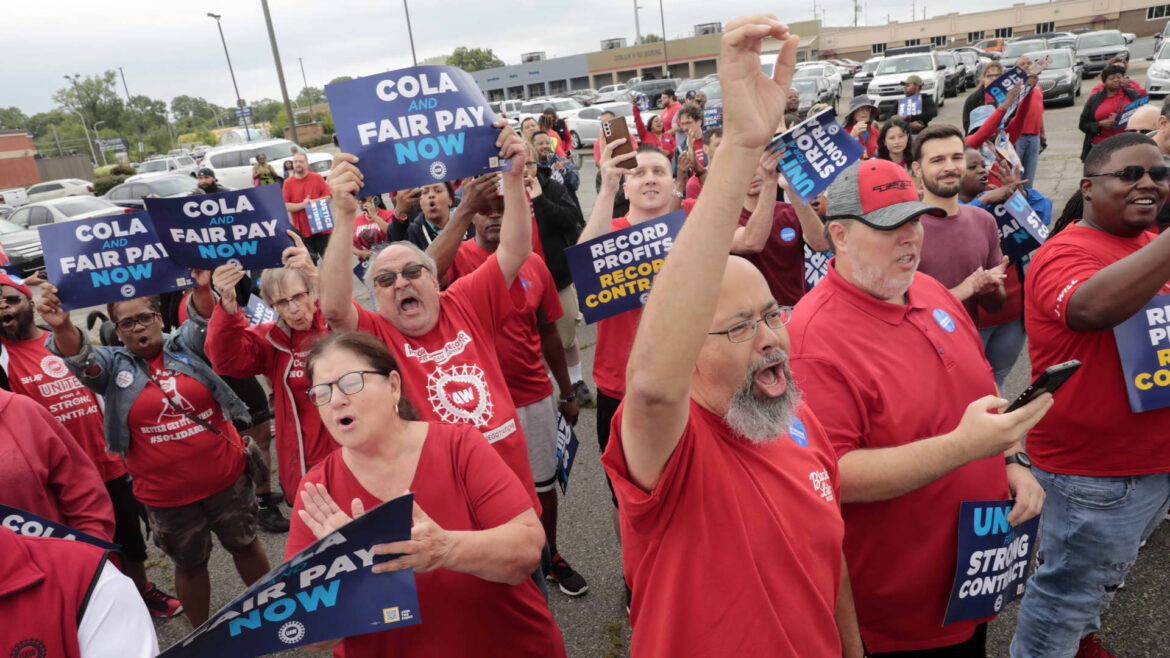 107297824-1694190541727-gettyimages-1619650357-UAW_PICKET.jpeg