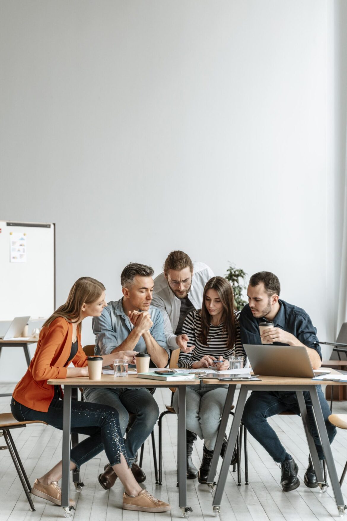 businesspeople-meeting-office-working.jpg Businesspeople Meeting Office Working.jpg